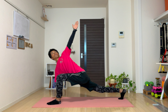 前足と同じ側の手を伸ばした状態で上げ、体をねじる。この時息を強く吐きながら胸を張ろう。
お尻が上に上がらず、頭から後ろ足まで一直線になるるようにする。
一連の動作を5〜8回繰り返えす。余裕があれば10回行い、終わったら反対側も同じように行う。