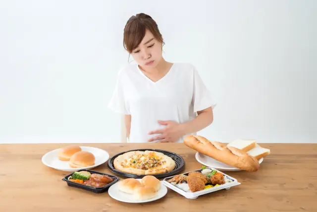 【ヨガインストラクターおすすめ】便秘解消効果が期待できる超簡単なヨガのポーズ2選 満腹の女性