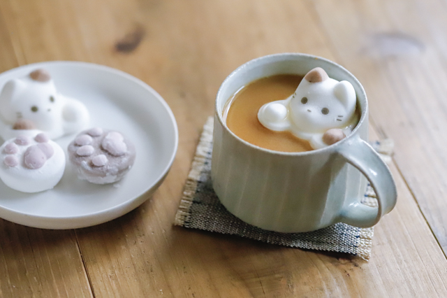 大人気ねこねこスイーツを食べ比べ!お取り寄せできる猫グルメ10選【食パン、チーズケーキだけじゃない!】 CafeCat ターコイズ ドリンクに浮かべた 猫マシュマロ