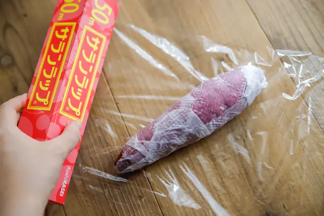 【再現レシピ】寒天なし&レンジで簡単!「舟和風芋ようかん」の作り方 さつまいも 包む様子