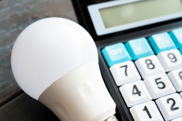 電気代の節約をイメージした電球と電卓