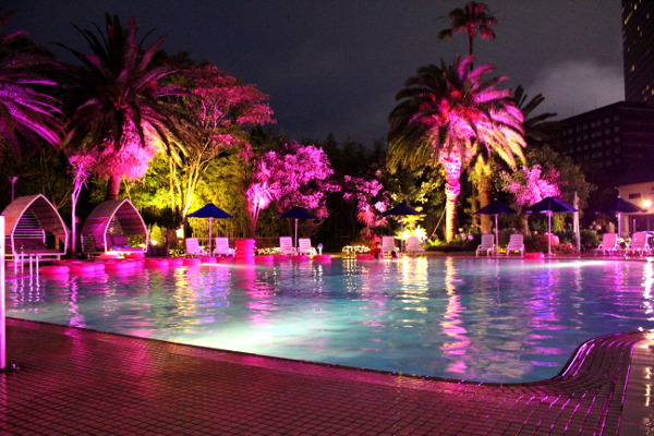 ホテルニューオータニ幕張のナイトプールNIGHT POOL THE AQUAは9月9日(日)まで開催中