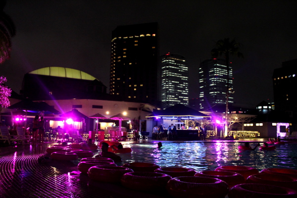 ビル郡に囲まれネオンが輝き幻想的な光景が一面に広がるNIGHT POOL THE AQUA