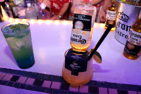 NIGHT POOL THE AQUAでのフードやドリンクは全て水着のまま楽しむことができる