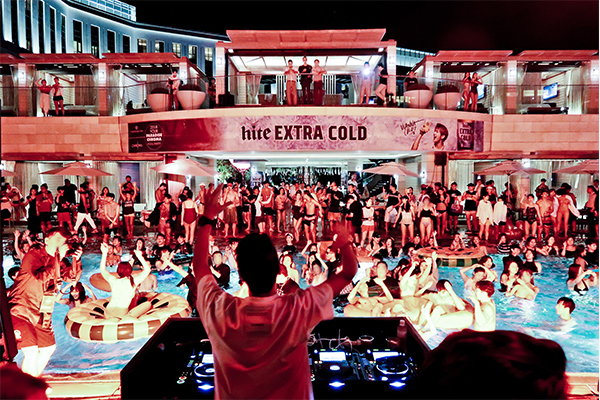 盛り上がりがハンパない 韓国の高級リゾートで開催されたプールパーティーをレポート Chintai情報局