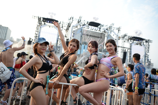 「S2O JAPAN」では濡れることを想定した上下水着姿の女の子が多く見られた