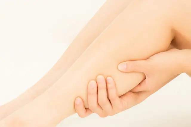 足のむくみの原因は?解消が期待できる生活習慣やマッサージを美容ライターが解説 女性のふくらはぎ