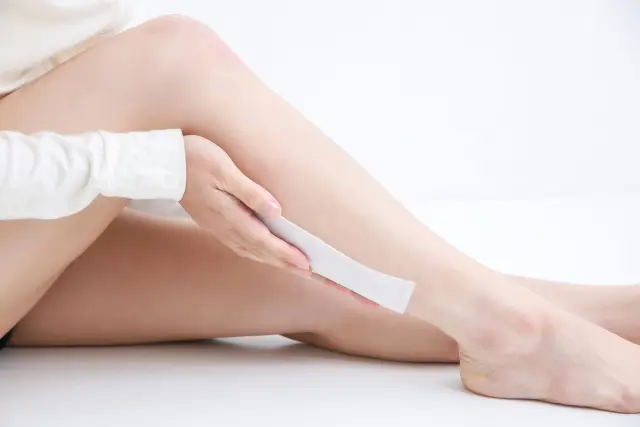 【一人暮らしビギナー向け医療コラム】筋トレや運動後の筋肉痛がひどい!原因や治し方を医師が解説 湿布を貼った足