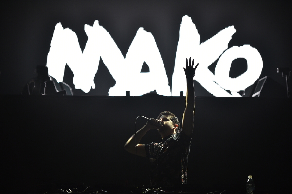 David Guetta（デヴィッド・ゲッタ）の幕張メッセ・東京公演でオリジナリティ溢れるステージを披露するMAKO（マコ）