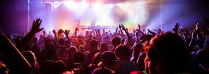 EDM(イー・ディー・エム)が流れるステージ