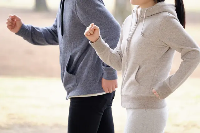 【一人暮らしビギナー向け医療コラム】筋トレや運動後の筋肉痛がひどい!原因や治し方を医師が解説 ランニングする人