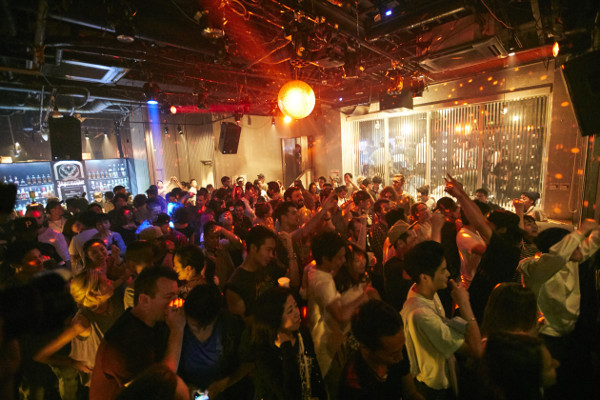 WOMB LOUNGEはソファーやイスなども完備
