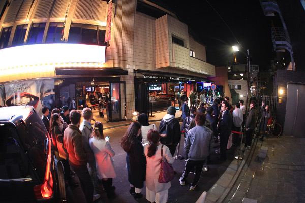 DiA tokyo（ディア東京）には多くのファンが詰めかけ、会場前には長蛇の列（レポート）