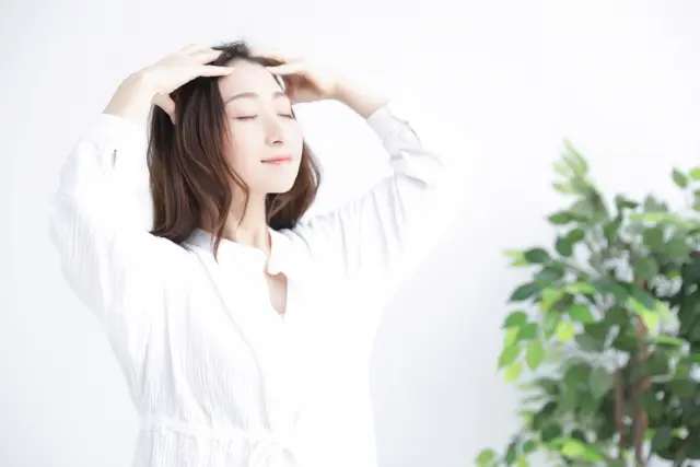 家でも専門店級の効果!? 自宅ヘッドスパのやり方を美容ライターが解説 ヘアケア 自分でヘアケアをする女性