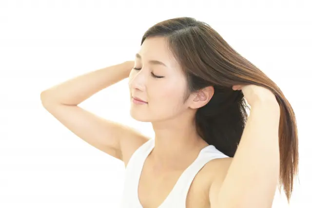 家でも専門店級の効果!? 自宅ヘッドスパのやり方を美容ライターが解説 ヘアケア 髪を書き上げる女性