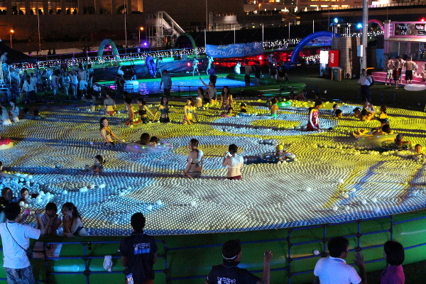 約5万個のボールが浮かぶナイトプールにはプロジェクションマッピングが投影される「お台場ウォーターパーク by ハウステンボス」