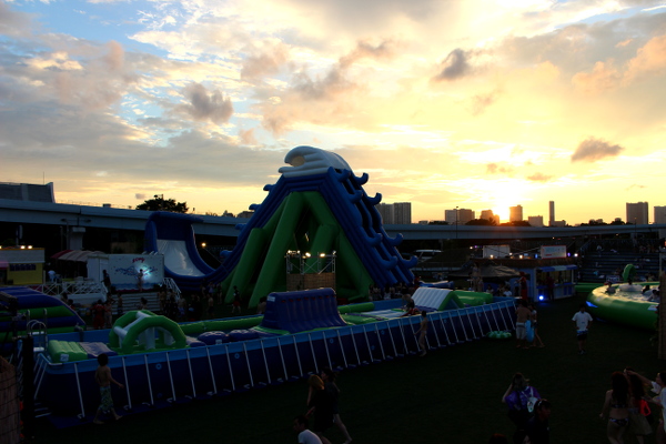 お台場の夕陽を眺めながら水遊びが楽しめる「お台場ウォーターパーク by ハウステンボス」