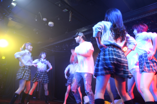 六本木にオープンする「Burlesque annex YAVAY(バーレスク・アネックス・ヤバい)」でステージに上がって楽しむゲスト
