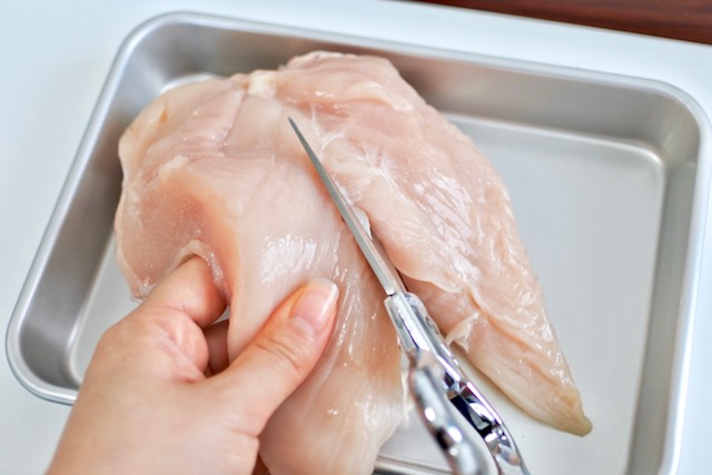 キッチンバサミで鶏肉をカット