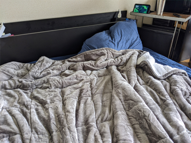 【おもいでの部屋】コロナ禍の自宅時間を乗り切るために、買って良かったものを点数付で|ヨッピー 重い毛布