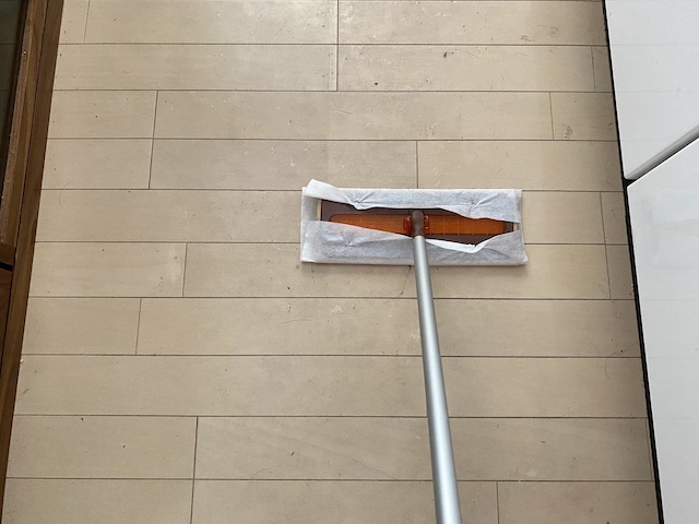 床クリーナーシートで拭いているフローリング