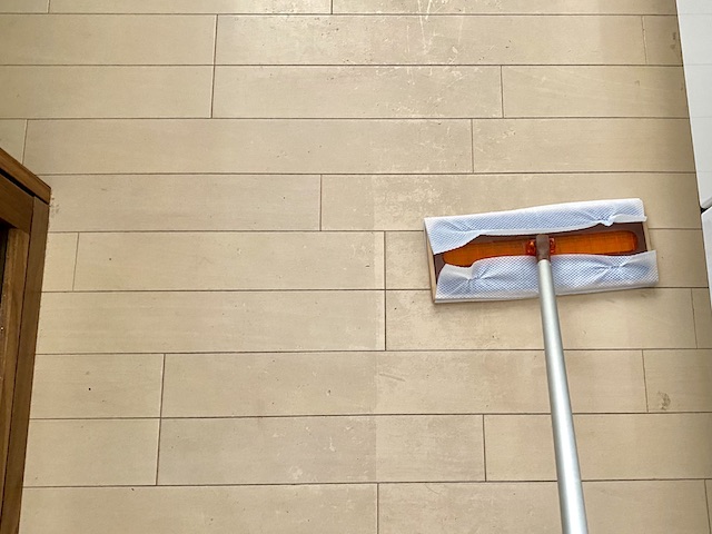 ワイパーでフローリングをかける様子