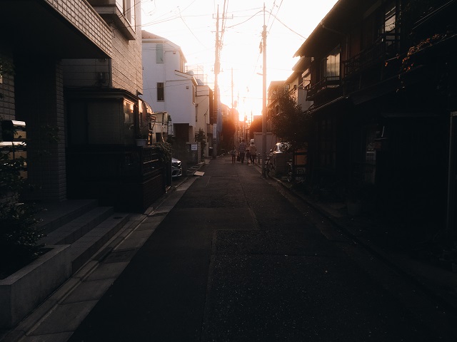 【思い出の部屋(仮)】はじめての東京、高円寺でのアトリエ暮らし。｜tsunekawa（クリームソーダ職人）高円寺駅から家までの帰り道