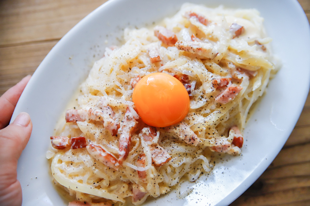 カロリー&糖質大幅ダウン!おいしく痩せる「最強しらたきダイエットレシピ」3選 濃厚しらたきカルボナーラ 盛りつけた様子