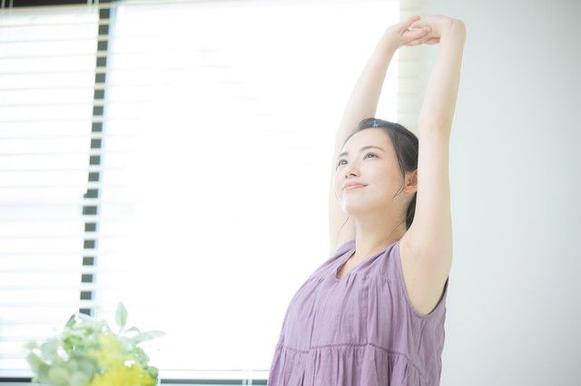 伸びをする女性