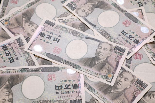 一万円札が積まれたイメージ