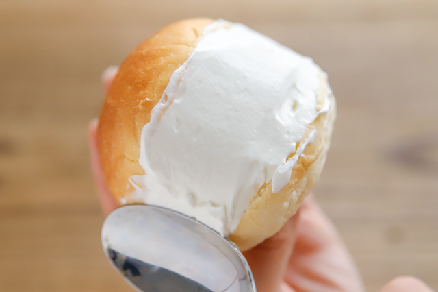 ローマ発のトレンドスイーツレシピ!ふわふわ生クリームの「マリトッツォ」の作り方 いちご あんこ アレンジ クリームの表面を整える様子