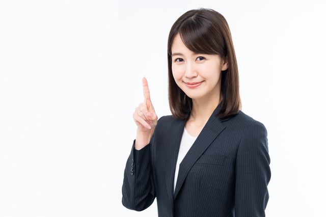 人差し指を立てる女性