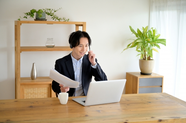 リモートワークをする男性