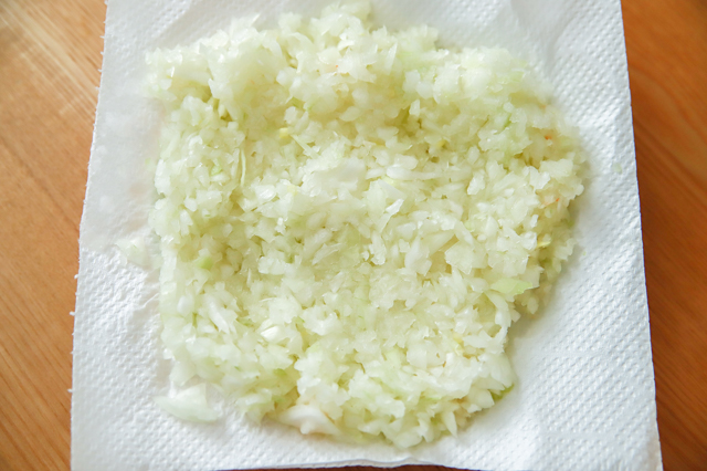 【再現レシピ】もうやんカレー風・野菜と果物たっぷりの濃厚&ヘルシーカレーの作り方 みじん切りした玉ねぎ