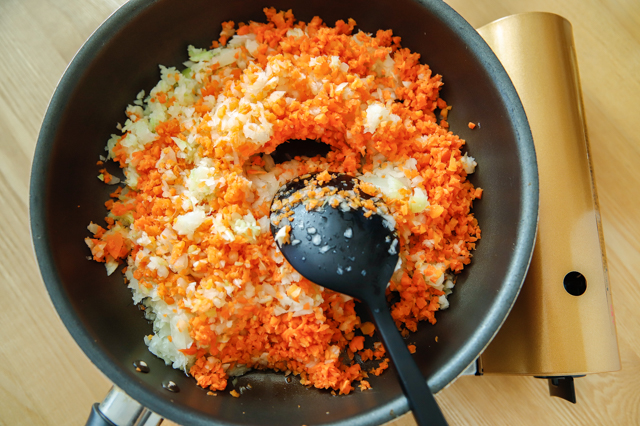 【再現レシピ】もうやんカレー風・野菜と果物たっぷりの濃厚＆ヘルシーカレーの作り方　フライパンで野菜を炒める様子