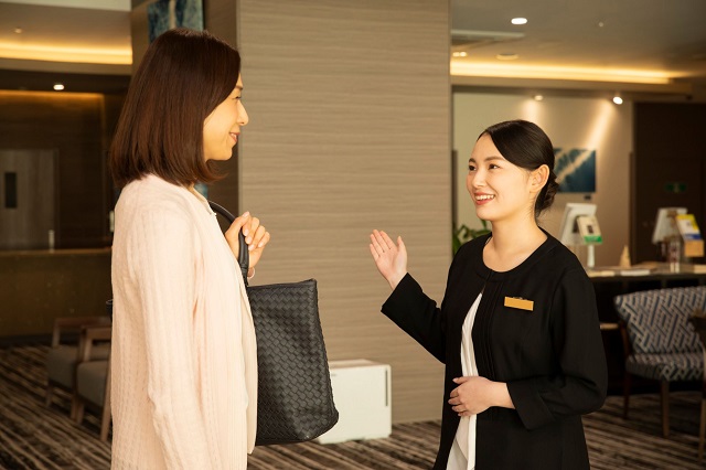 ホテル暮らしでサービスを受けているイメージ