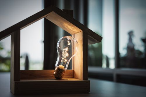 部屋の枠に入っている電球