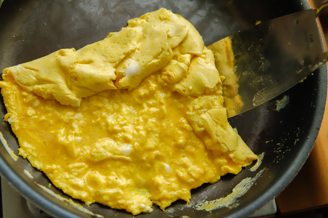 たまごを食パンの形に整える