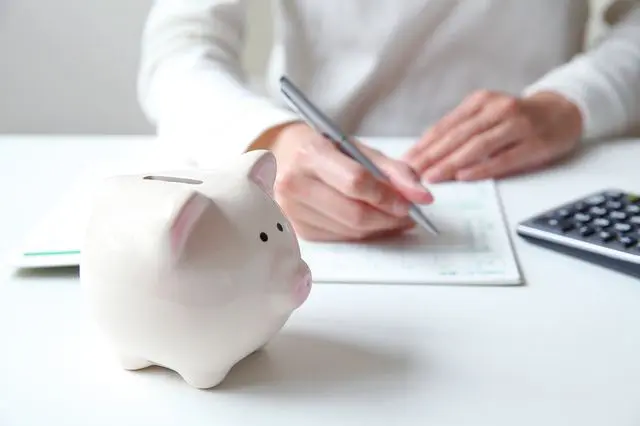 初期費用を抑える方法をイメージした貯金箱
