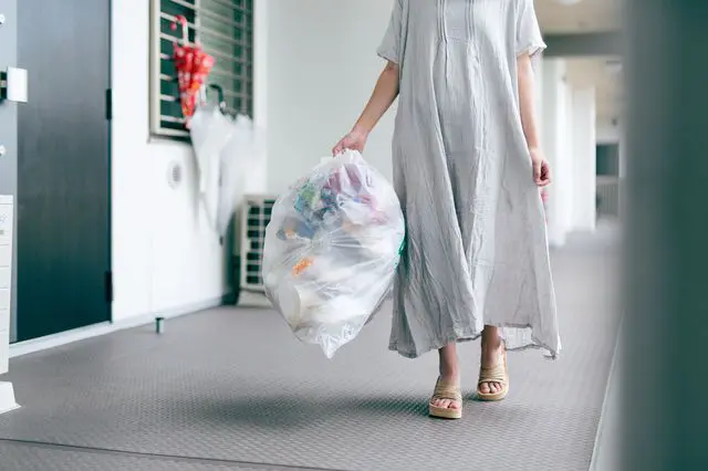 引越しを機に服を捨てる女性
