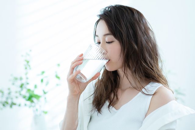 水を飲んで休憩する女性