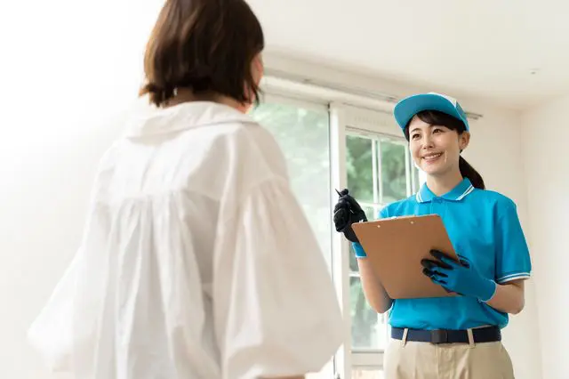 引越し業者に服の量を伝える女性