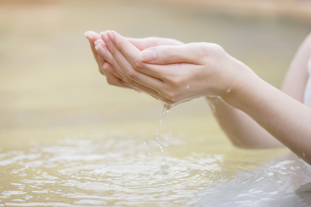ゆったり湯船に浸かる女性