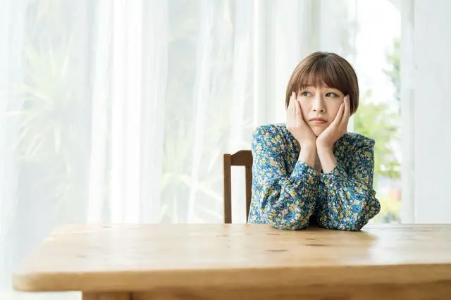 人を家に呼びたくない女性