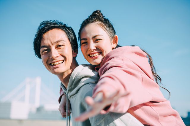 笑顔の同棲生活中の男女