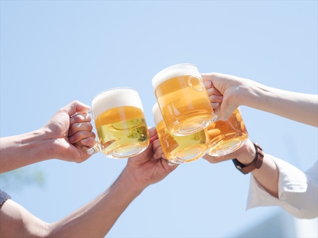 【ノンアルコールビールと健康】肝臓に良い?太る?運転はOK?キリンビールさんに聞いてみた ビールで乾杯する人々の手
