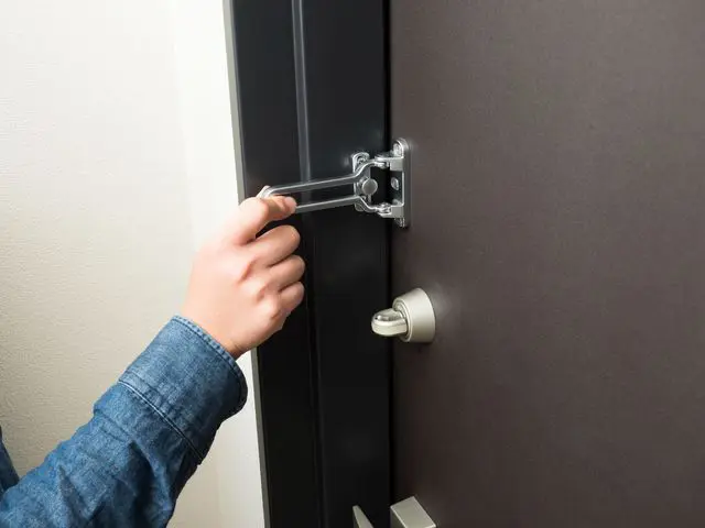 ドアを開けようとすると、「ガチャン!」としっかりブロックしてくれるU字ロック。これがあれば大丈夫……なわけではない!?