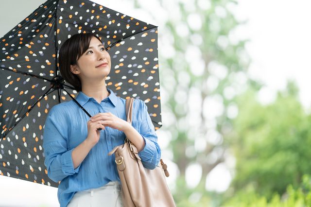 傘をさしている女性