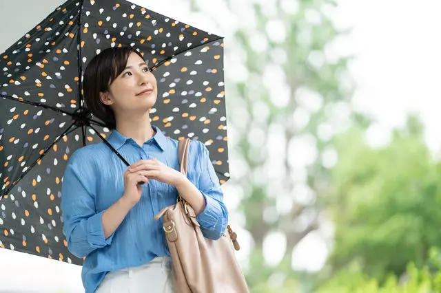 傘をさしている女性