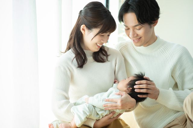 赤ちゃんを抱いている夫婦